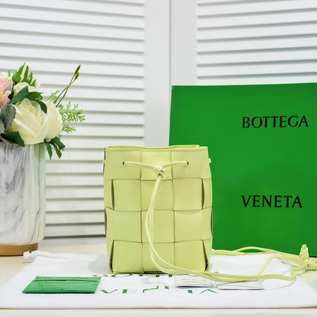 Large lemon yellow 🔻Bottega veneta* new woven small bucket bag latest series # The square bag shape is matched with classic woven elements, drawstring design, minimalism, and has a very large capacity. Every color is beautiful, it is simple and elegant but has a cool style. It can be used by both men and women, and the upper body is fashionable and classy! Style number: 6612# Large size; 19cm